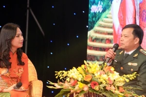 Thiếu tá Phạm Văn Tôn trong buổi giao lưu Những người thắp lửa biên cương. Ảnh: HOÀNG ANH