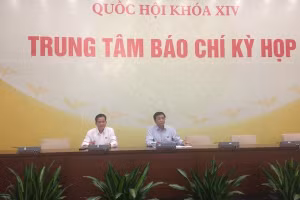 Tổng Thư ký Quốc hội - Chủ nhiệm Văn phòng Quốc hội Nguyễn Hạnh Phúc (bên phải) và Phó Chủ nhiệm Ủy ban Về các vấn đề xã hội của Quốc hội Bùi Sỹ Lợi chủ trì họp báo chiều 10-6.