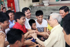 Tổng Bí thư Nguyễn Phú Trọng gặp gỡ nhân dân huyện đảo Cát Hải (Hải Phòng).