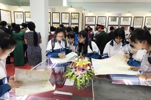 Triển lãm về biển đảo Hoàng Sa, Trường Sa thu hút sự quan tâm của đông đảo tầng lớp nhân dân Hải Dương.