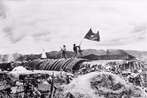 Chiều ngày 7-5-1954, lá cờ "Quyết chiến, quyết thắng" của Quân đội nhân dân Việt Nam tung bay trên nóc hầm tướng De Castries. Chiến dịch Điện Biên Phủ đã toàn thắng. (Ảnh tư liệu)