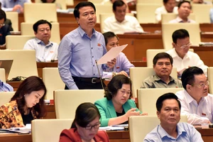 Ðại biểu QH tỉnh Ðác Lắc phát biểu ý kiến thảo luận tại hội trường. Ảnh: DUY LINH