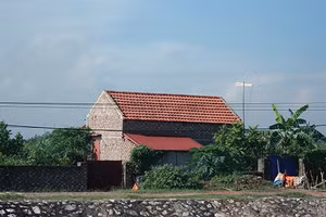 Nhà xây trái phép trên đất nông nghiệp ở xã Phú Thịnh, huyện Kim Ðộng.