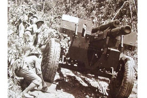 Các chiến sĩ quân đội nhân dân Việt Nam kéo pháo ra mặt trận trong Chiến dịch Điện Biên Phủ. (Ảnh tư liệu)