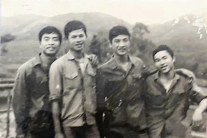 Lạng Sơn 1979. (Tác giả Nguyễn Hòa ngoài cùng bên trái)