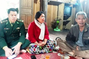 Bí thư Đảng ủy Trọng Hóa Hồ Thị Thoi trò chuyện với Bí thư chi bộ bản La Trọng 2 về kế hoạch đại hội sắp tới.