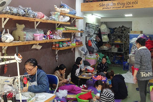 Bàn tay mê mải, nối dài tình thương...