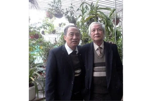 Ông Nguyễn Đình Giang (bên trái) rất chú trọng đến công tác phát triển Đảng tại các doanh nghiệp tư nhân.