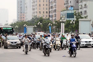 Số lượng phương tiện giao thông tăng nhanh là một trong những nguyên nhân gây ra bụi mịn và ô nhiễm không khí tại Hà Nội. Ảnh: MỸ HÀ
