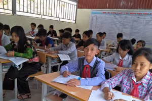 Tấm gương học tập của Giàng A Cử (ngồi giữa) tạo cảm hứng cho các bạn đến trường.