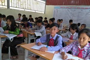 Tấm gương học tập của Giàng A Cử (ngồi giữa) tạo cảm hứng cho các bạn đến trường.