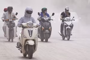 Hà Nội trải qua khoảng thời gian dài ô nhiễm không khí ở mức nguy hại. Ảnh: QUANG VINH