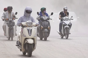 Hà Nội trải qua khoảng thời gian dài ô nhiễm không khí ở mức nguy hại. Ảnh: QUANG VINH
