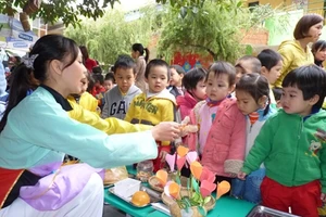 Học sinh Trường Mẫu giáo số 10 (Ba Đình - Hà Nội) vui thích tham gia phiên chợ tổ chức tại trường.