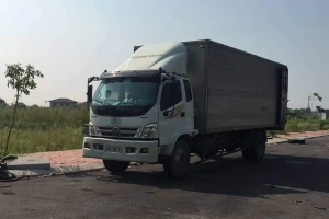 Xe ô-tô tải chở chất thải bị Cơ quan Công an thu giữ