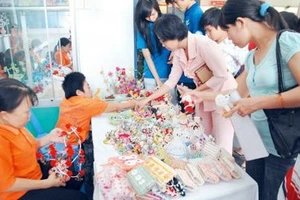 Gian hàng những sản phẩm do nạn nhân nhiễm chất độc da cam /đi-ô-xin sản xuất luôn được công chúng ủng hộ.