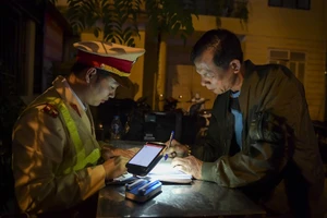 Cảnh sát giao thông xử lý vi phạm nồng độ cồn. (Ảnh: GIANG NGỌC)