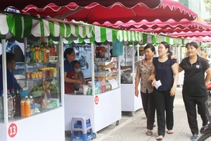 Nhiều người đi dạo tham quan phố hàng rong. Ảnh: NINH NGUYỄN