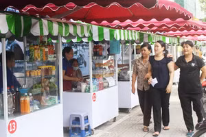 Nhiều người đi dạo tham quan phố hàng rong. Ảnh: NINH NGUYỄN