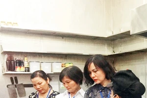 Đoàn thanh tra chuyên ngành an toàn thực phẩm kiểm tra tại một nhà hàng trên địa bàn quận Ba Đình.