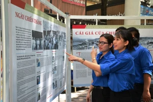 Các bạn trẻ tham quan triển lãm ảnh “Điện Biên Phủ - Những người làm nên lịch sử”.