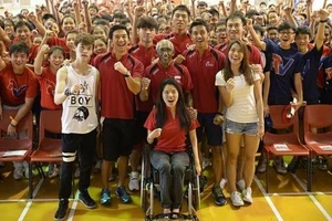 Cổ động viên của đội bóng rổ Singapore.