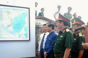 Các đại biểu tham quan triển lãm.