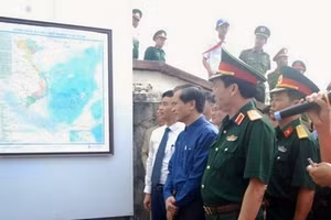 Các đại biểu tham quan triển lãm.