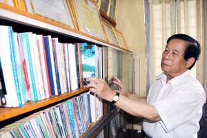 DS Nguyễn Thọ Biên với những tài liệu quý về cây thuốc.