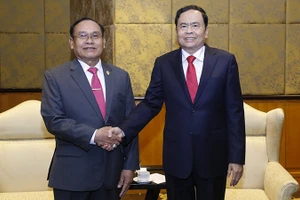  Đồng chí Trần Thanh Mẫn Bí thư Trung ương Đảng, Chủ tịch UBTƯ MTTQ Việt Nam và ông Tep Ngorn (bên trái) tại buổi tiếp ngày 4-1.