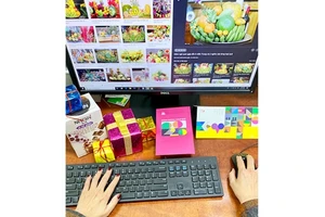 Lựa chọn hàng Tết.