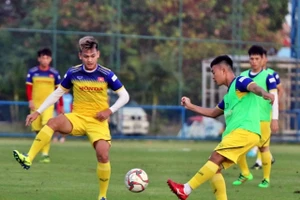 Các cầu thủ tích cực tập luyện để cạnh tranh vị trí trong đội hình.