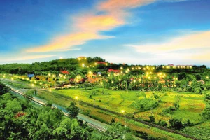 Hoàng hôn xuống trên Núi Thơm - Sao Việt.