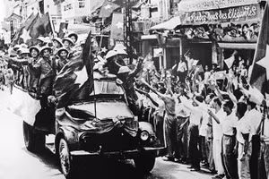 Các tầng lớp nhân dân Thủ đô chào đón bộ đội giải phóng sáng 10-10-1954.