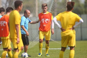 HLV Park kèm cặp hậu vệ biên Hồ Tấn Tài trên sân tập.