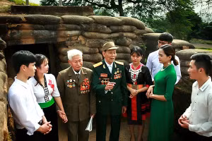 Chiến sĩ Ðiện Biên năm xưa kể chuyện truyền thống trên đồi A1.