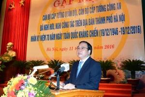 Đồng chí Hoàng Trung Hải, Ủy viên Bộ Chính trị, Bí thư Thành ủy Hà Nội phát biểu tại buổi gặp mặt.