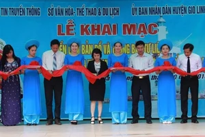 Cắt băng triển lãm bản đồ và tư liệu về Hoàng Sa, Trường Sa tại thị trấn Cửa Việt, huyện Gio Linh (Quảng Trị).