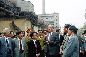 Chủ tịch nước Lê Đức Anh thăm Công ty Xi-măng Bỉm Sơn (Thanh Hóa), ngày 29-12-1994. Ảnh: CAO PHONG (TTXVN)