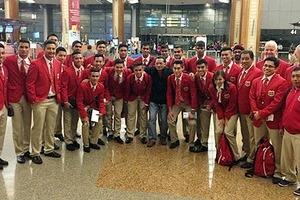 Đội tuyển U23 Singapore chụp ảnh lưu niệm tại sân bay trước khi lên đường sang Myanmar tham dự SEA Games 27. (Ảnh: LĐBĐ Singapore)