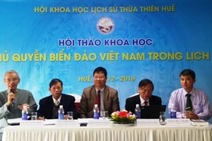 Đại diện lãnh đạo tỉnh, Hội Khoa học lịch sử Việt Nam và các ban, ngành liên quan chủ trì tại hội thảo.