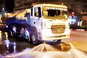 Công ty TNHH một thành viên Môi trường đô thị Hà Nội (URENCO) triển khai rửa đường ban đêm tại các tuyến đường trung tâm thành phố. Ảnh: Hoàng Hiệp