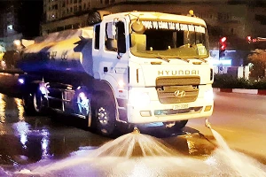 Công ty TNHH một thành viên Môi trường đô thị Hà Nội (URENCO) triển khai rửa đường ban đêm tại các tuyến đường trung tâm thành phố. Ảnh: Hoàng Hiệp
