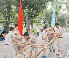 Cùng nhau làm cột cờ Tổ quốc và cờ hội chuẩn bị Hội trại.