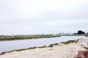 Bến sông Chợ Lâm, nơi có đền thờ ông hàng muối, sau trở thành Thành hoàng làng.