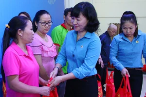 Chủ tịch LÐLÐ tỉnh Bình Dương Trương Thị Bích Hạnh thăm hỏi anh chị em công nhân.