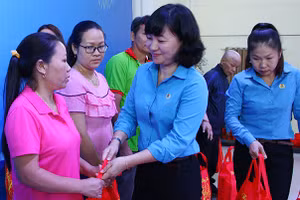 Chủ tịch LÐLÐ tỉnh Bình Dương Trương Thị Bích Hạnh thăm hỏi anh chị em công nhân.