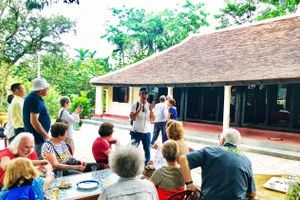 Ngày một nhiều du khách muốn đến với làng cổ Phước Tích. Ảnh: NGUYỄN KHOA