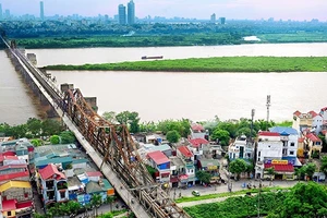 Sông Hồng, cầu Long Biên như những chứng nhân của lịch sử.