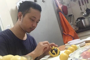 Quá trình sản xuất bánh Trung thu handmade hoàn toàn thủ công.